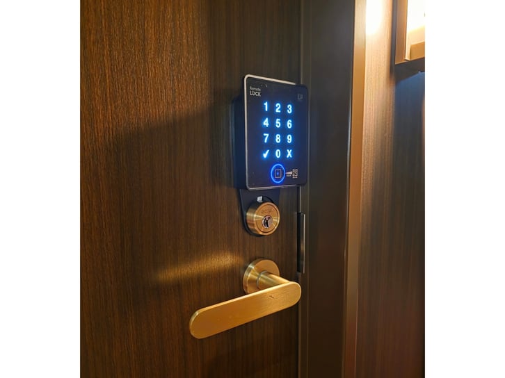 客室に設置された「RemoteLOCK 9j-Q」