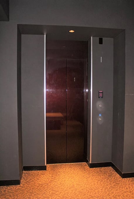 エレベーター右側に設置されたテンキーに入力することでエレベーターを呼び出す