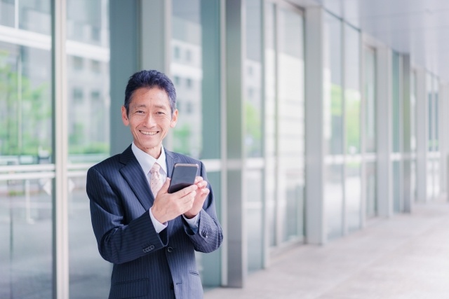 スマホ操作男性