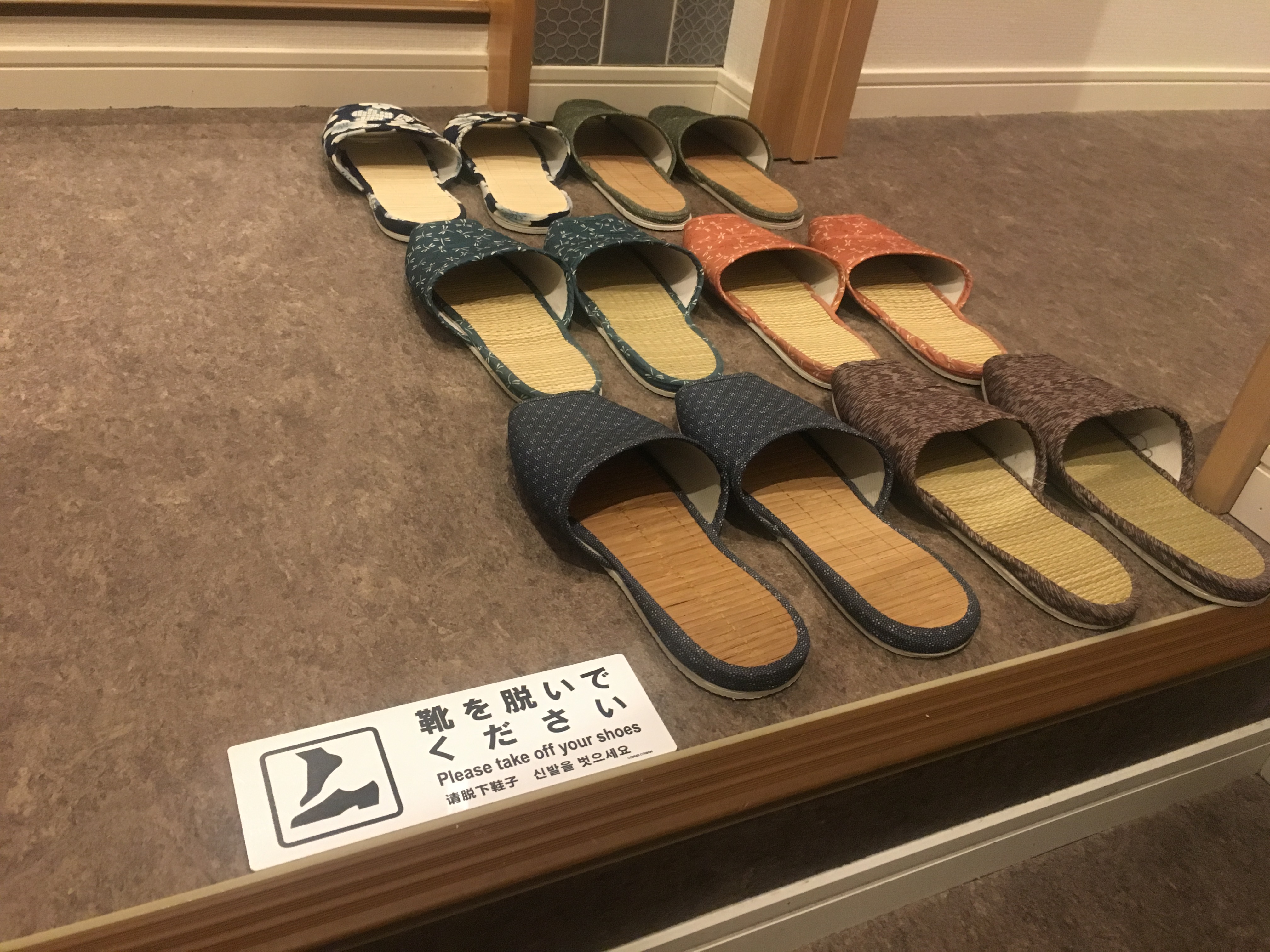 8人分のスリッパ（室内用）