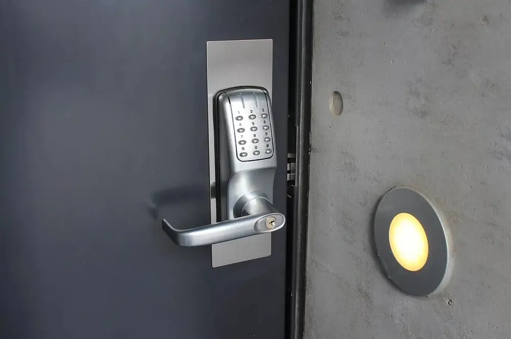 「RemoteLOCK」チェックイン後にタブレット上に表示された暗証番号で入室