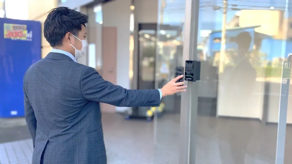 自分のスマートフォンでQRコードをリーダーにかざすことでエントランスを解錠