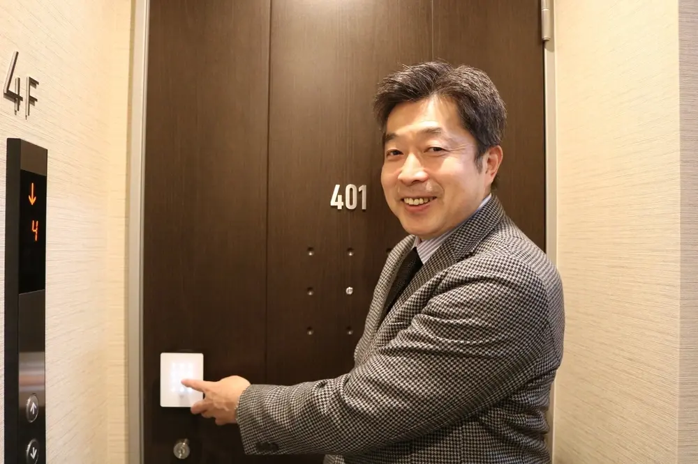 ワイヤーズホテルゼームス坂の客室ドアに設置されているRemoteLOCK 8j