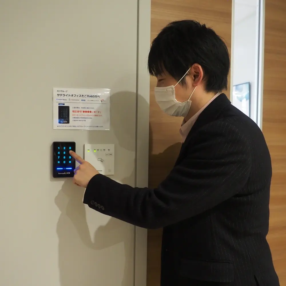 サテライトオフィスのドアに取り付けられたTOBIRAのテンキーリーダー