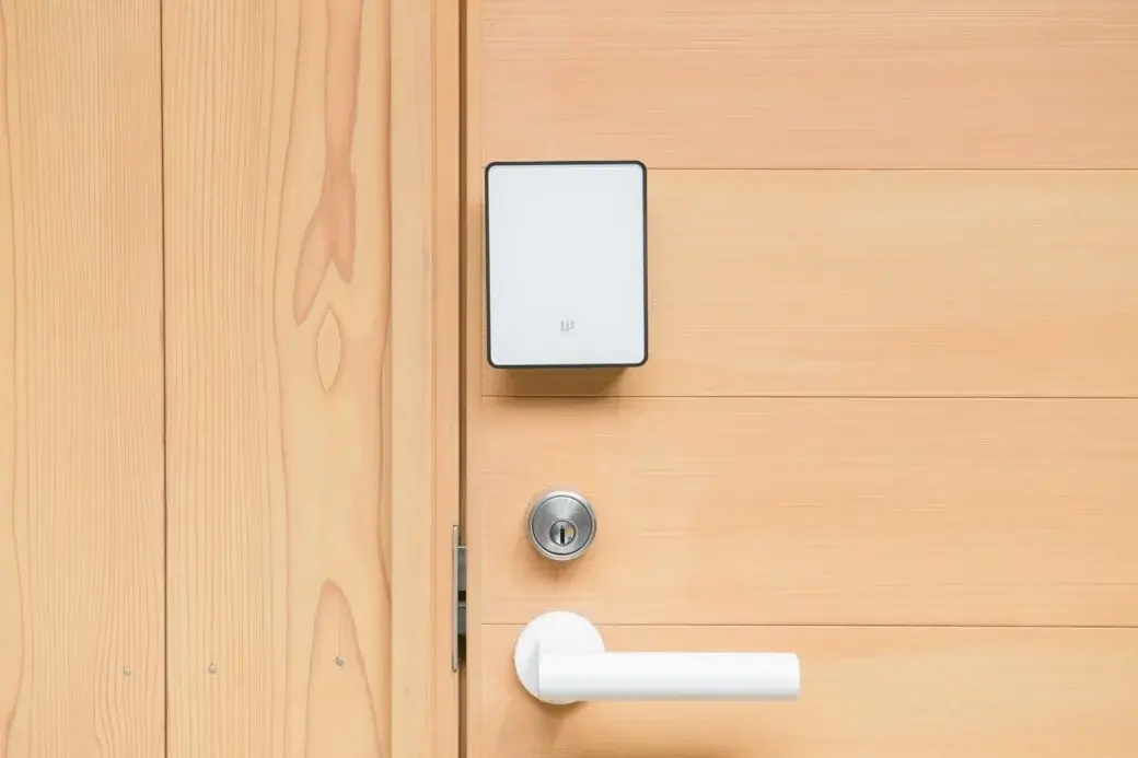 開き戸に設置されたRemoteLOCK 8j