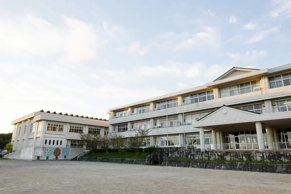 鵜方小学校(定点撮影用「PTZカメラ」、「RemoteLOCK」「まちかぎリモート」を導入)